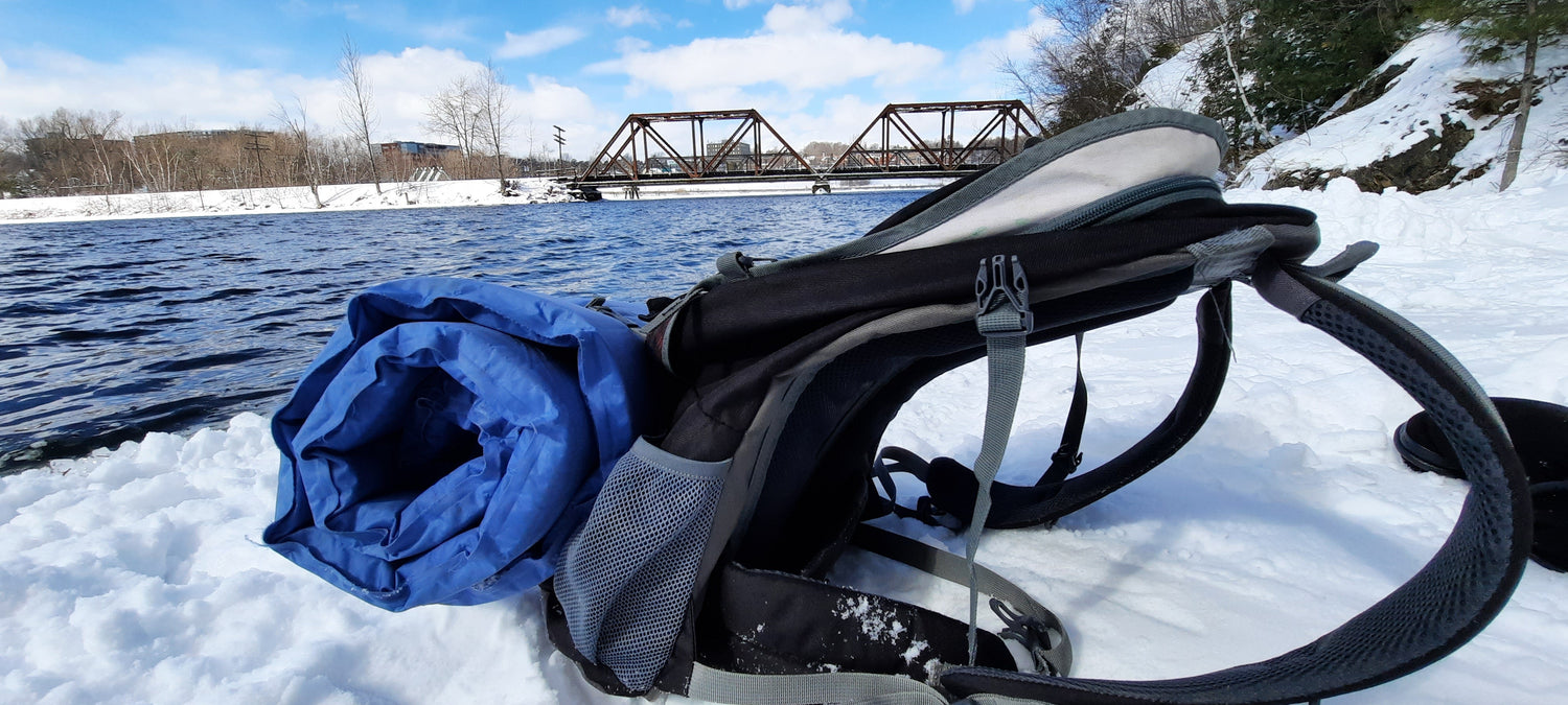 Trouve Le Sac À Dos La Pelle Et Les Gants